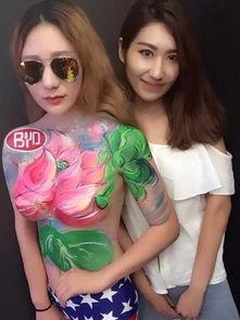 车展美女吃瓜,现场趣味瞬间大揭秘