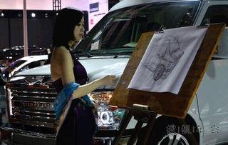 车展美女吃瓜,现场趣味瞬间大揭秘