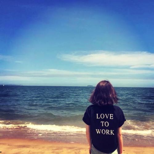 吃瓜背影照片,一张背影照片引发的思考